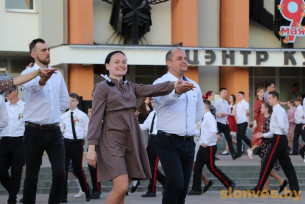 78 вальсирующих пар, концерт белорусских артистов и салют. Чем удивляла вечерняя программа Дня Победы в Слониме